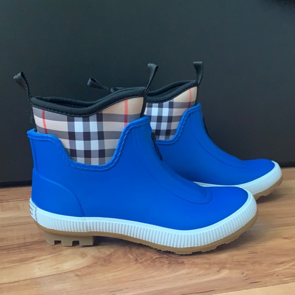 Burberry
Flinton Check Rain Booties Size 33 - Picture 2 of 9